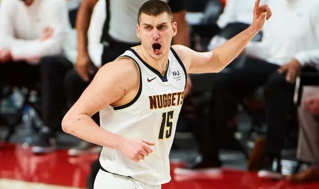  约基奇蝉联常规赛MVP创中锋历史纪录  