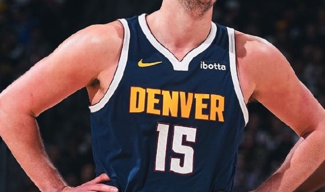  约基奇三双率掘金逆转，西部榜首大战悬念迭起