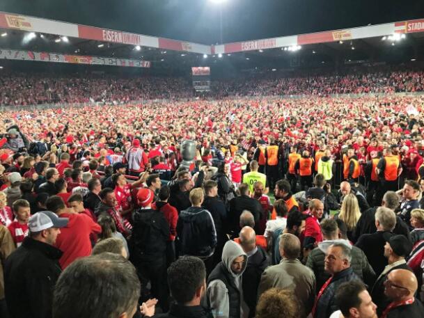  柏林联合主场球迷横幅致敬功勋老将  