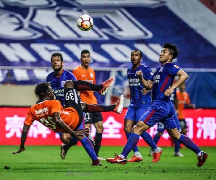  波鸿主场球迷冲突事件导致比赛中断二十分钟  