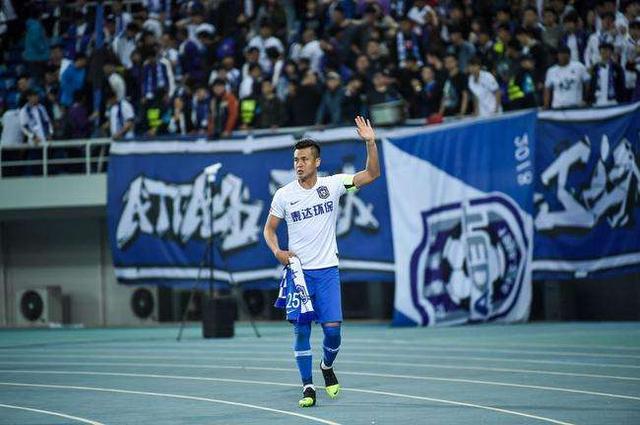  兰斯定位球战术屡建奇功，高中锋头球梅开二度主宰比赛