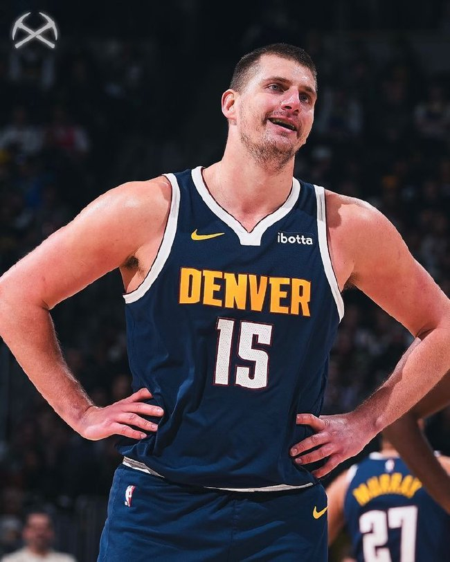  约基奇三双率掘金逆转，西部榜首大战悬念迭起